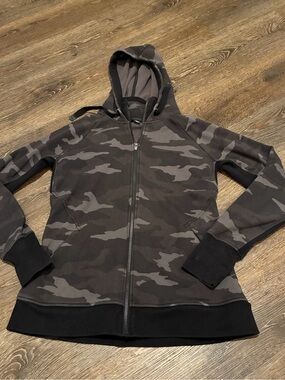 Athleta triumph Camo Zip Hoodie with Thumbhole Sleeves - Black/Grey